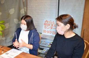 話している姿の女性二人