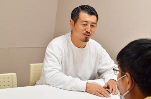 男性が話す様子