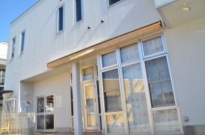 白い壁の建物の外観