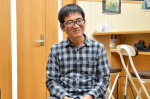 眼鏡をかけた男性