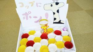 箱の中にたくさんの紙コップがある