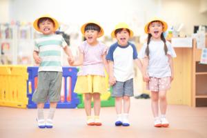 黄色い帽子をかぶった4人の子どもたち