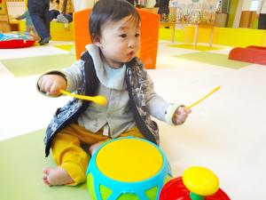 太鼓をたたく幼児