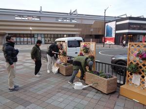 デモ作品を市民協さんが設置しているところです