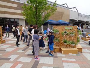 第11回の小学校園芸委員会の展示作品。作成した小学生が写真撮影に訪れています