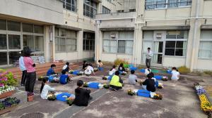 小学校講座を開催。児童たちが講師の話を聞いている様子