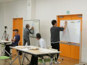 グループの意見を書き出す参加者