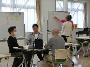 グループの意見をまとめる参加者