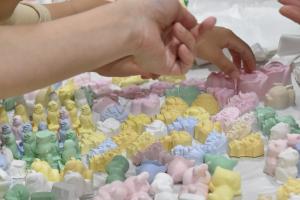 色とりどりの石膏人形