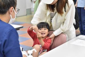 手を上下に組み合わせ歯並びを表現する子ども