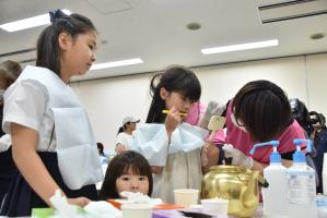 子どもがブラッシングする様子