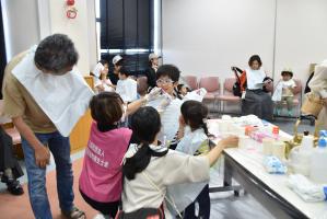 ブラッシングの様子を見守る家族