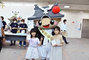 ちきりくんと記念撮影する子ども