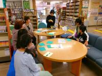 本の樹イベントで企画者がイベントの説明をしているの様子