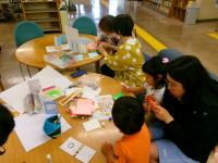 参加者が豆本を作っている様子