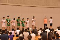 選手が挨拶をしている写真