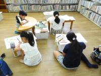 参加者が一生懸命工作している様子