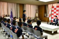 市長の前で自己紹介をしている写真