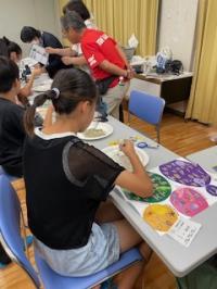 子どもたちが作業している様子
