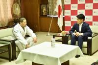歓談中の林選手と佐野市長