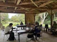 講義を受けている