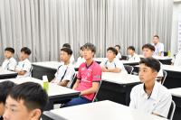 講義を聞く田中選手と生徒たち