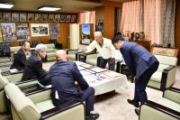 賞状を紹介する五嶋さん