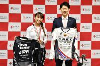 記念撮影する西村選手と市長