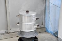 もち米を蒸す鍋から湯気が出ている様子