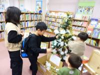 クリスマスツリーの飾りつけをしている様子