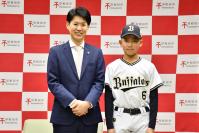 市長とユニフォームを着た峪口さん