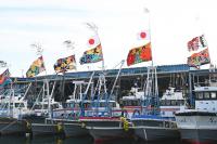 複数の船に掲げられた大漁旗