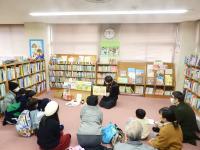 絵本の読み聞かせをしている様子