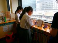 旭図書館で実習中の中学生がおすすめ本の展示をしている様子