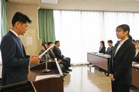 辞令を交付する市長