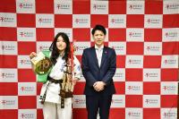 トロフィーと優勝ベルトを持った池田さんと市長