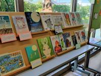 展示の様子　窓沿いの机