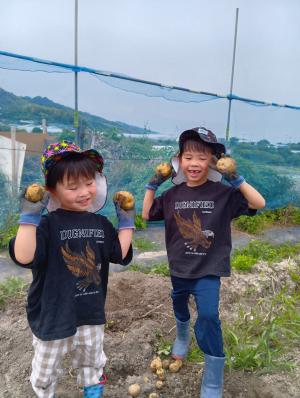 満足げな子供の笑顔